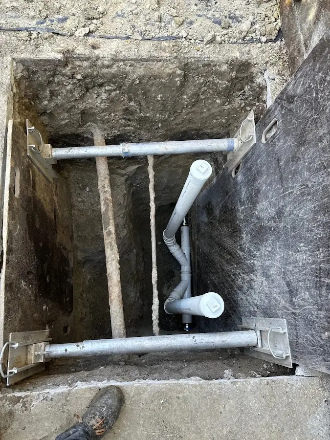 Experienced plumber completing Drain Cleaning work in South Sarasota